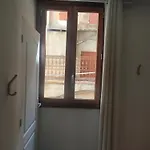 Quarto em Acomodações Particulares Au Coeur De La Vieille Ville, Privee Independante *