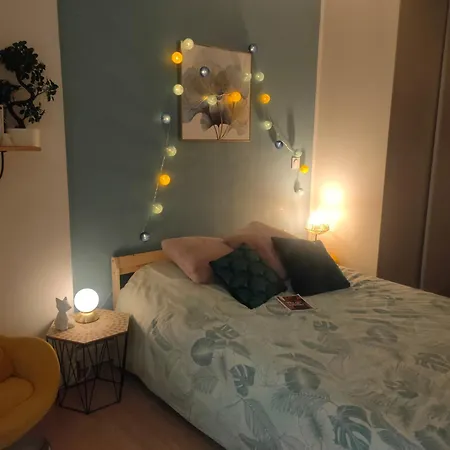 Quarto em Acomodações Particulares Au Coeur De La Vieille Ville, Privee Independante