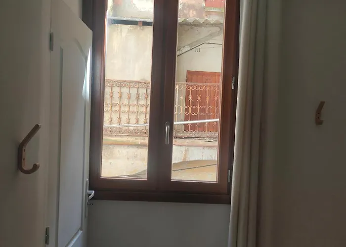 Quarto em Acomodações Particulares Au Coeur De La Vieille Ville, Privee Independante *